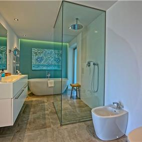 5 bedroom luxury villa with infinity pool, sea views and tennis court near Chania, sleeps 10